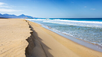 Abbruchkante im Sand entlang der Playa de Barlovento