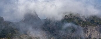 Blick auf den wolkenverhangenen Roque de Agando