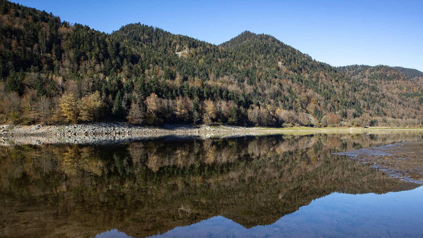 Spiegelung der umliegenden Berge im Lac de Kruth-Wildenstein in den Südvogesen Lac de Kruth-Wildenstein in den Südvogesen