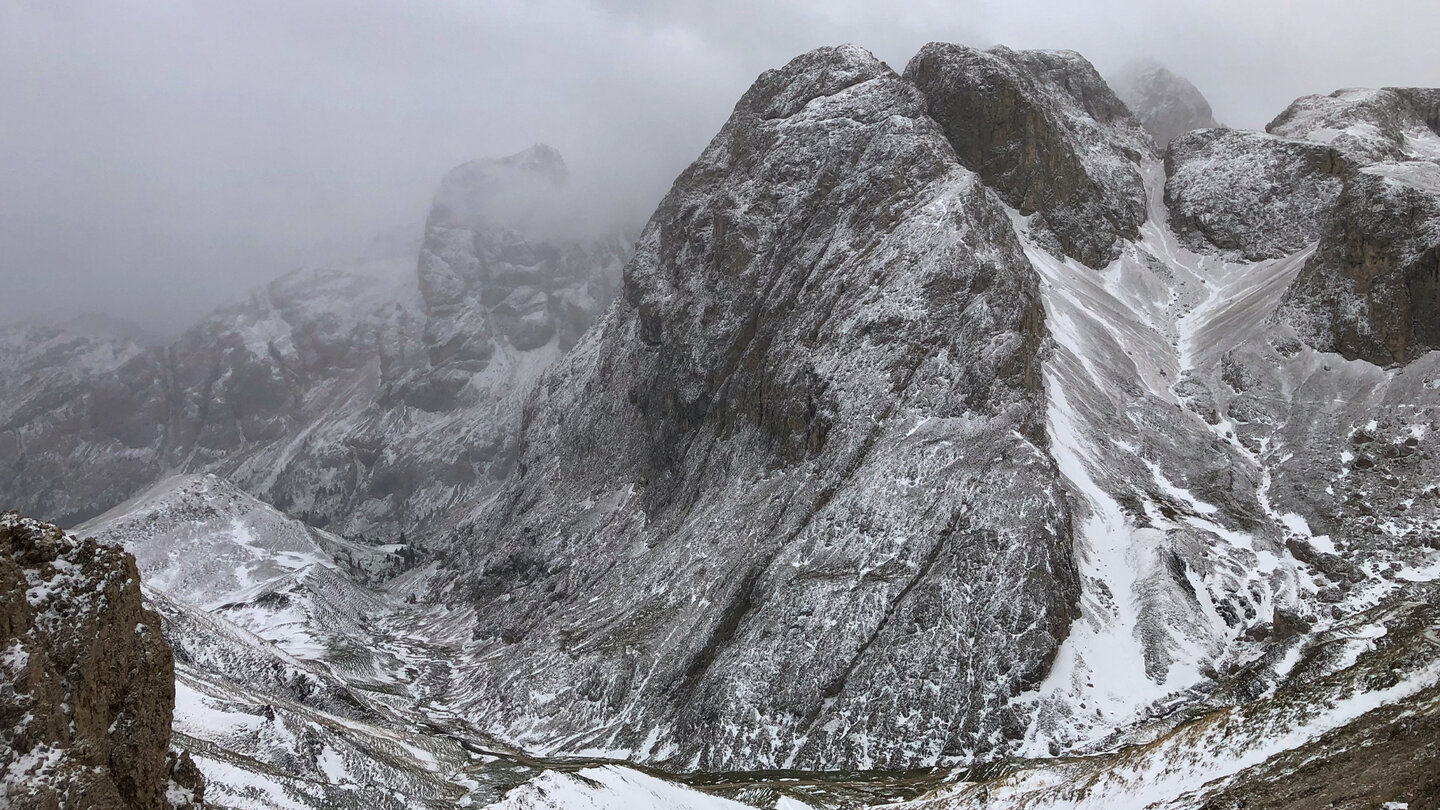 Talblick in die zerklüftete, raue Landschaft der Dolomiten Talblick zerklüftete Landschaft der Dolomiten