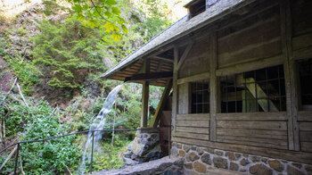 Blick auf das Wasserrad der Großjockenmühle
