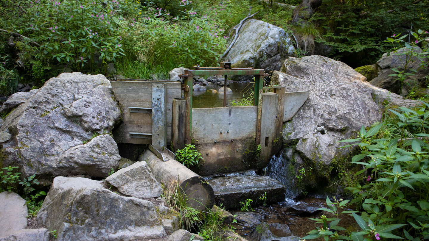 Stauanlage mit kleinem Wehr an der Großjockenmühle