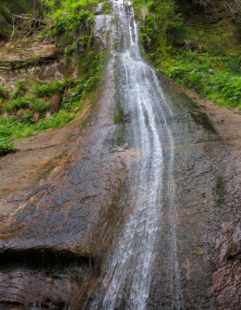 der Sankenbachwasserfall fließt über Felsen