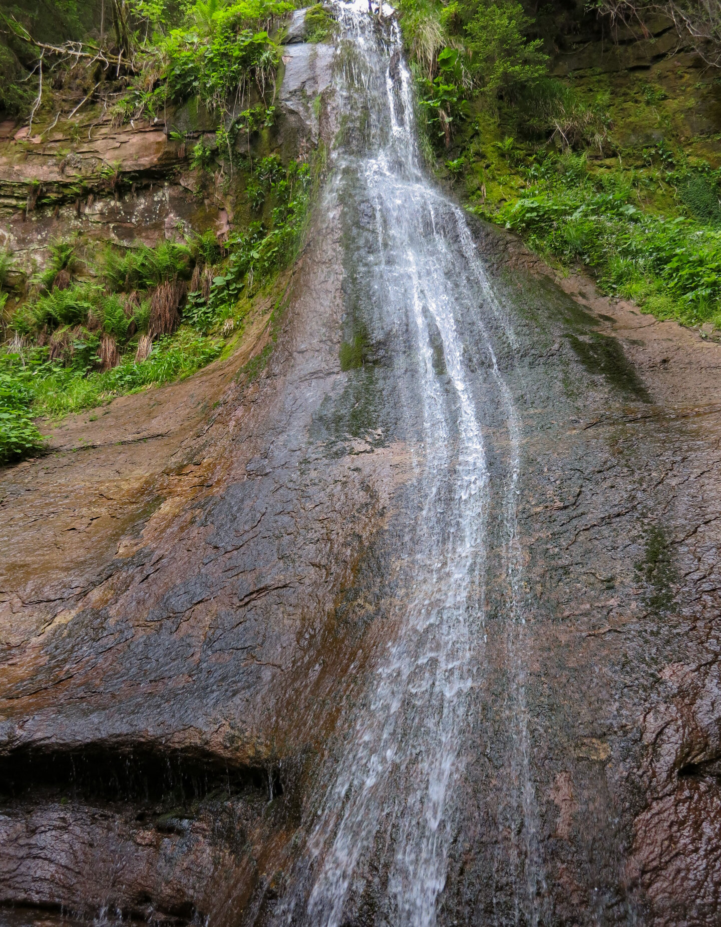 der Sankenbachwasserfall fließt über Felsen