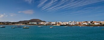 Blick auf den Strand von Corralejo auf Fuerteventura mit den Volcanes de Bayuyo im Hintergrund