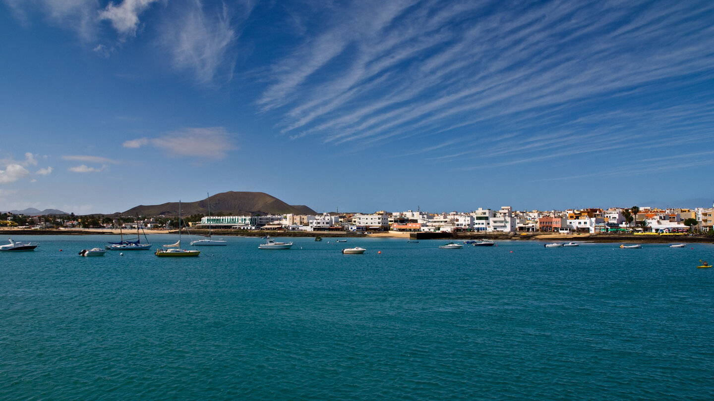 Blick auf den Strand von Corralejo auf Fuerteventura mit den Volcanes de Bayuyo im Hintergrund Blick auf den Strand von Corralejo auf Fuerteventura mit den Volcanes de Bayuyo im Hintergrund