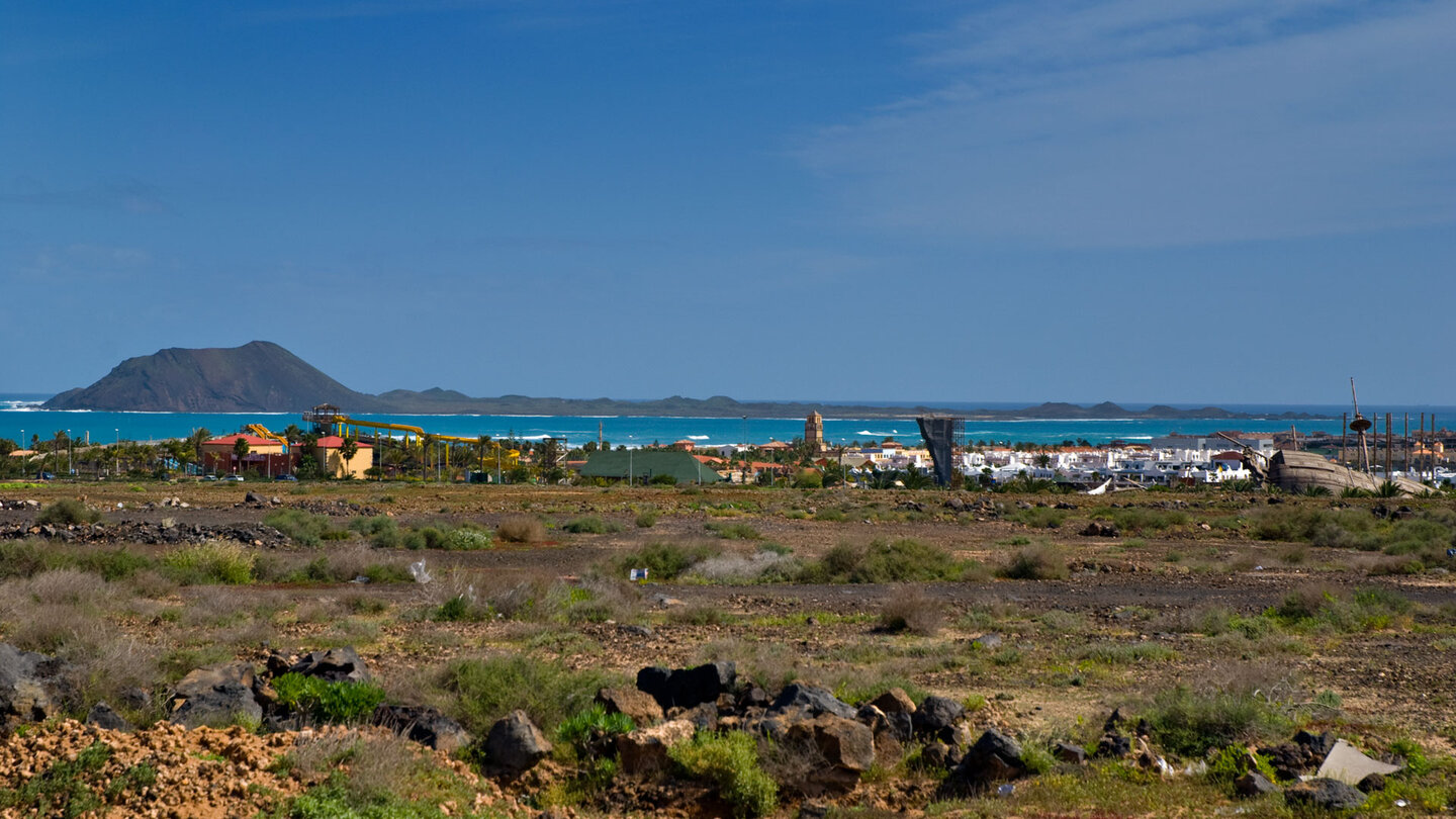 Blick über Corralejo auf Fuerteventura mit der Insel Los Lobos im Hintergrund