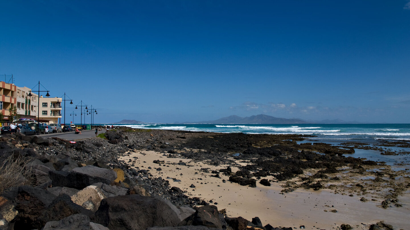 bei klarem Wetter kann man vom Strand in Corralejo auf Fuerteventura bis nach Lanzarote blicken