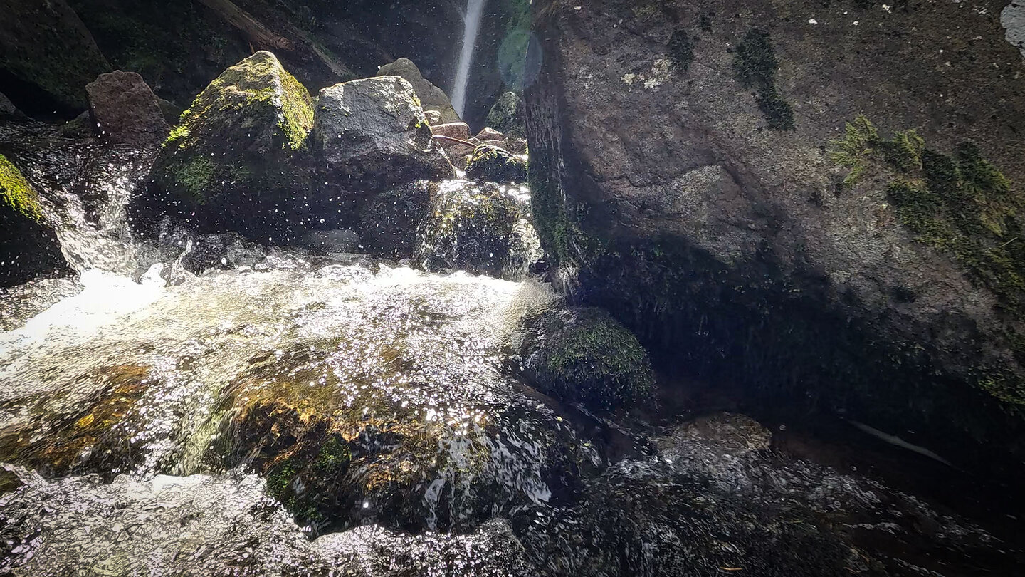 rauschendes Wasser im Bauchlauf des Rudlin-Wasserfalls