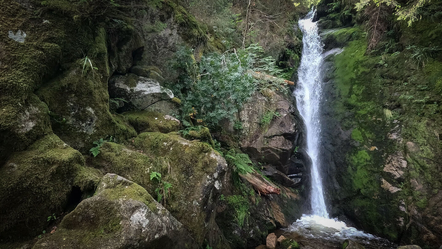 Felsen umrahmen den Wasserfall Cascade du Rudlin