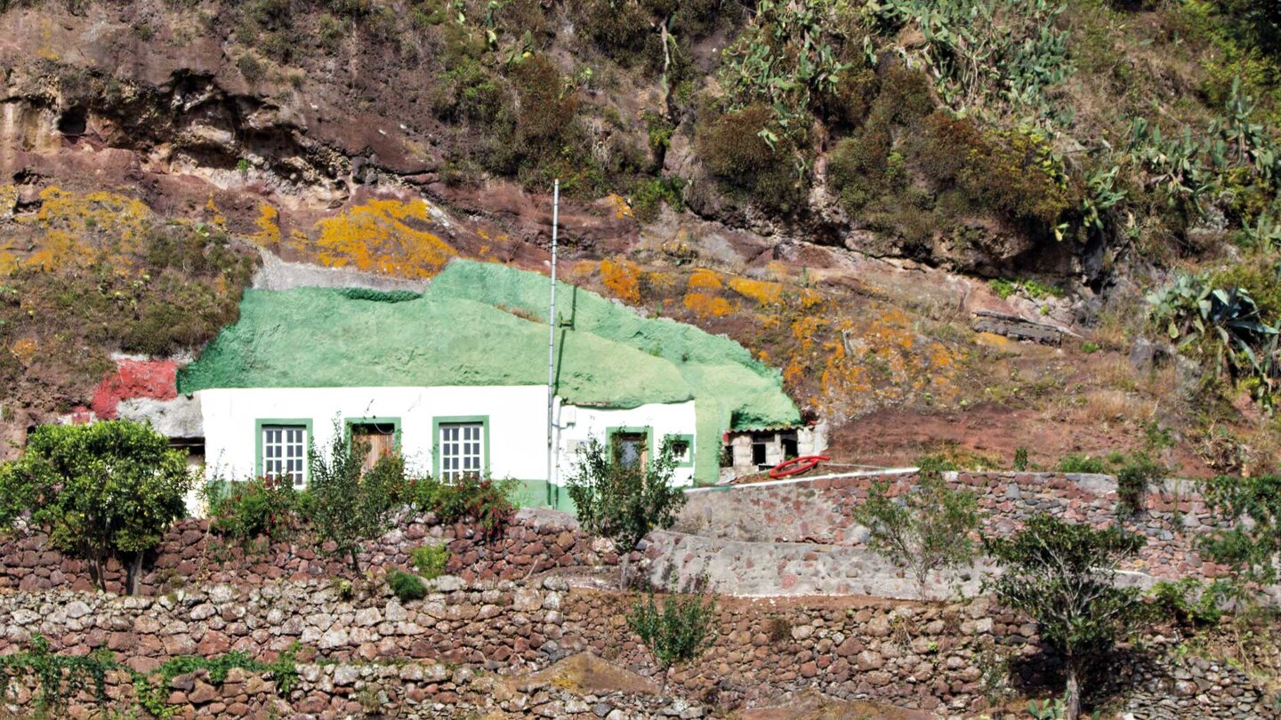 Fassade einer Höhlenwohnung Los Batanes im Anaga