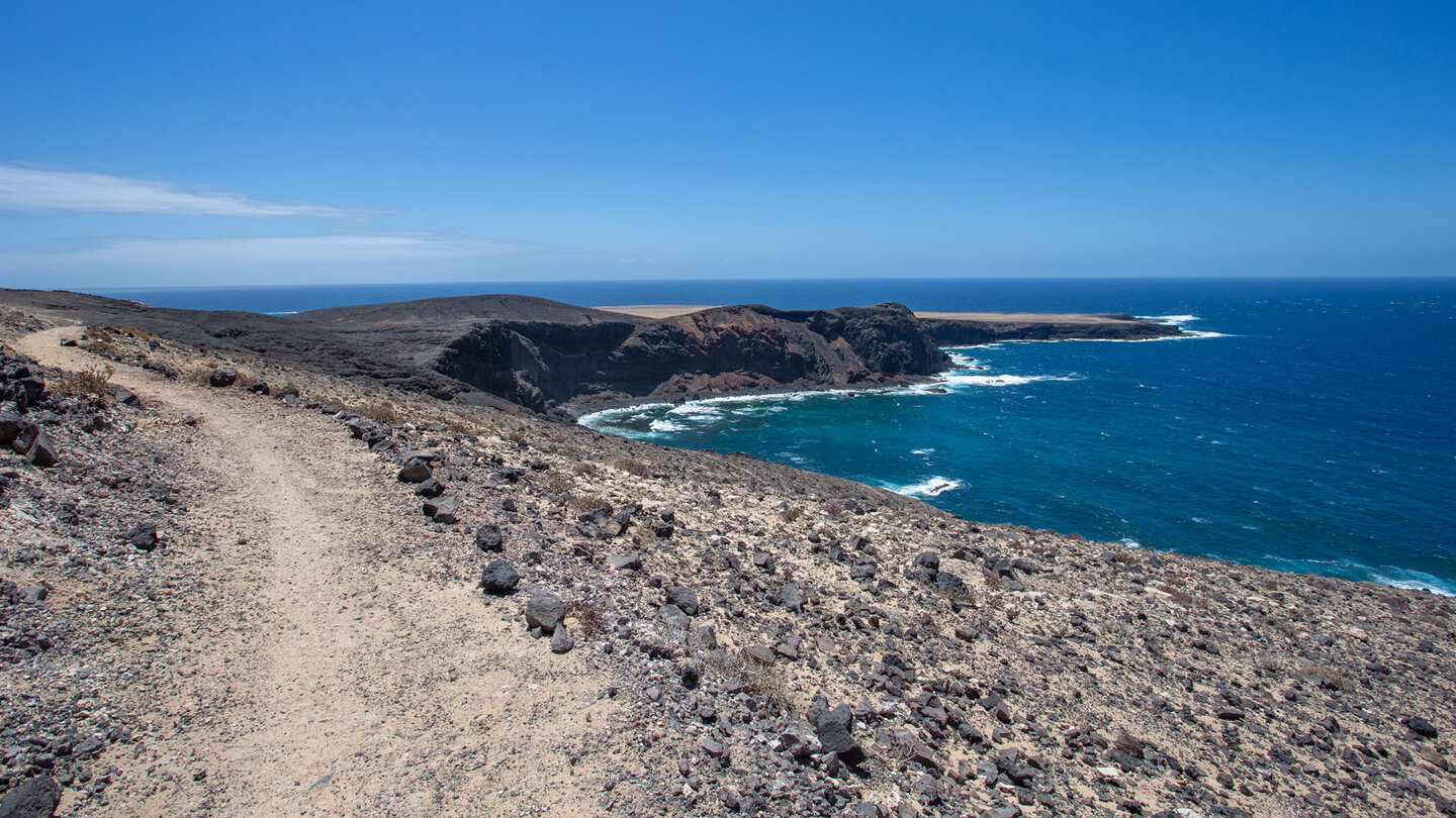 Ausblick vom Wanderpfad über die Caleta de la Madera auf das flache Felsplateau der Punta del Pesebre Blick vom Wanderpfad über die Caleta de la Madera auf die Punta del Pesebre