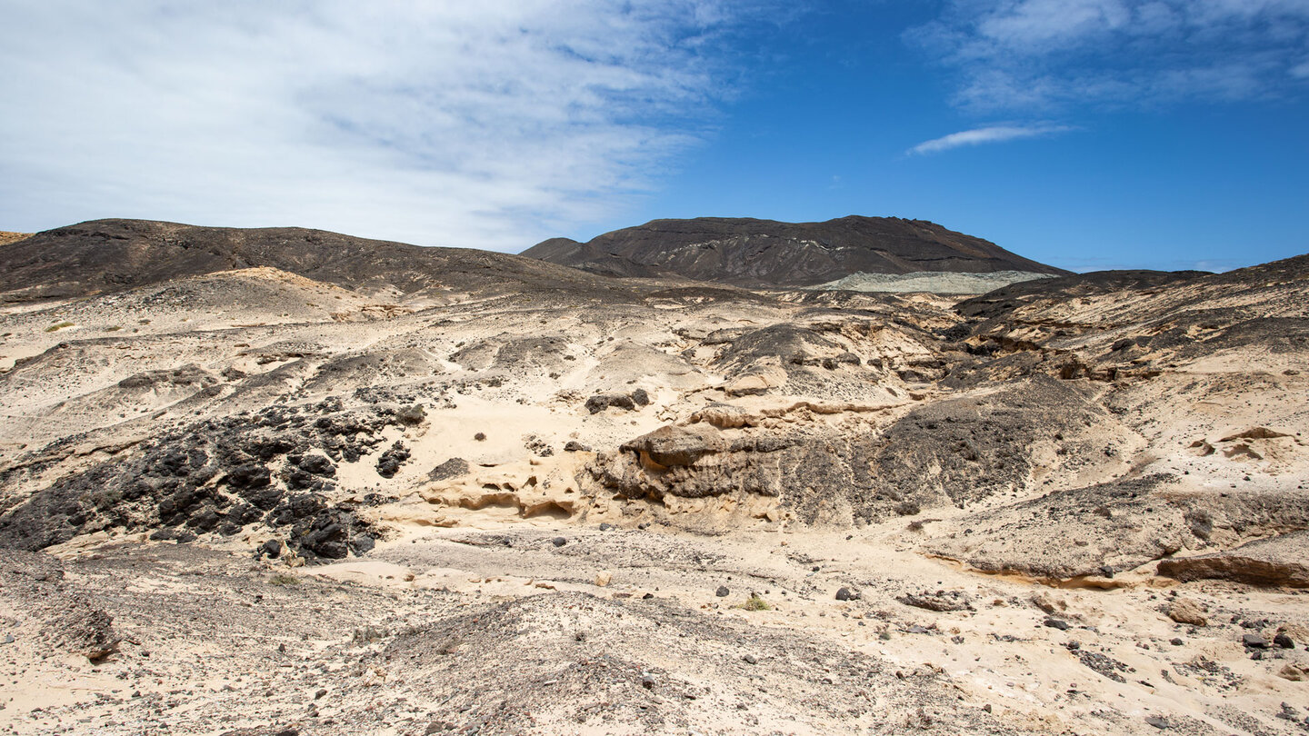 den markante Montaña Azufrá, sticht sich aufgrund seiner grauen Färbung hervor den markante Montaña Azufrá, sticht sich aufgrund seiner grauen Färbung hervor