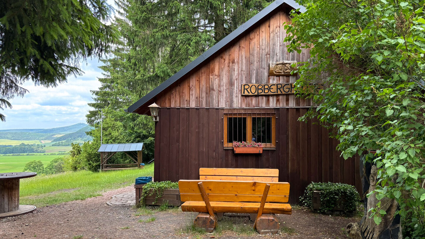 die Roßberghütte mit ihren herrlichen Aussichten in die Wiesenthaler Schweiz die Roßberghütte mit ihren Aussichten in die Wiesenthaler Schweiz