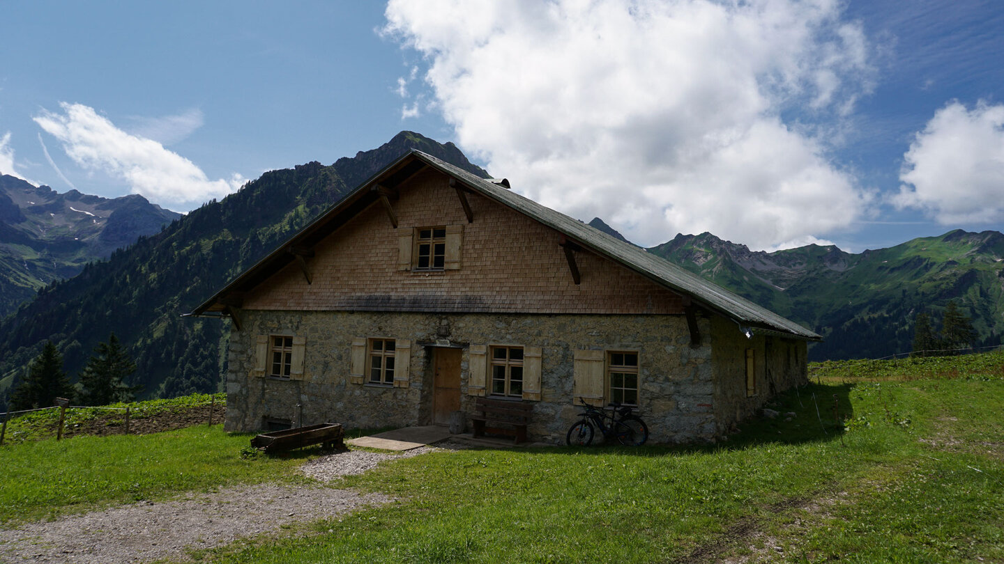 die Käser-Alpe am Wanderweg zum Engeratsgundsee im Oberallgäu die Käser-Alpe am Wanderweg zum Engeratsgundsee
