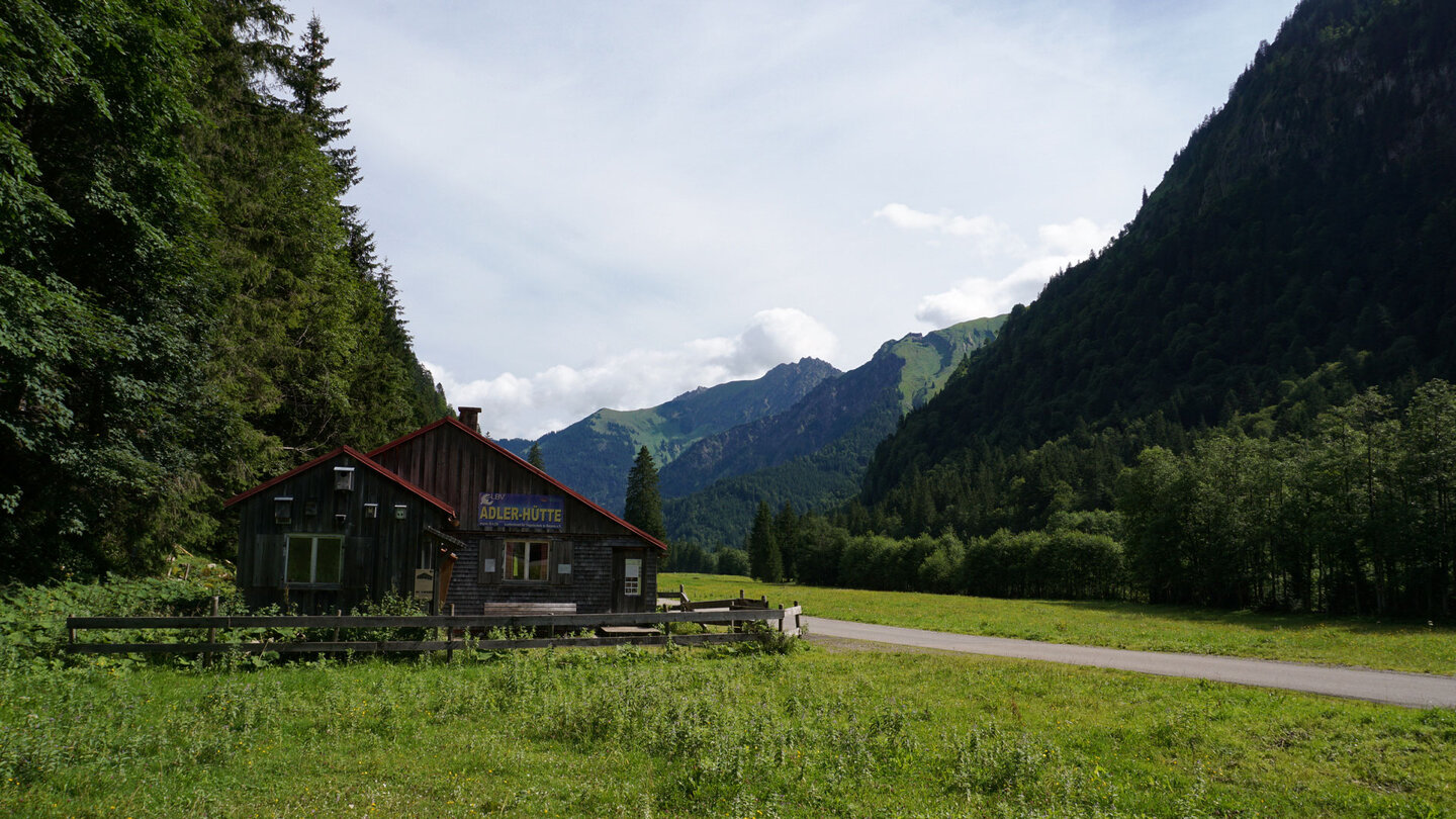 an der Adlerhütte vorbei blickt man ins Hintersteiner Tal in den Allgäuer Alpen Adlerhütte im Hintersteiner Tal in den Allgäuer Alpen