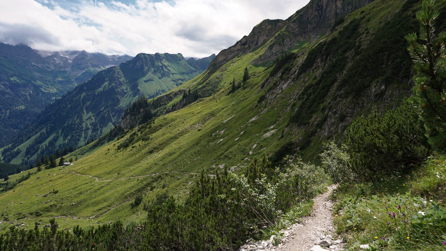 Blick zurück auf dem steinigen Weg in Richtung Engeratsgundsee Blick zurück auf dem steinigen Wanderweg