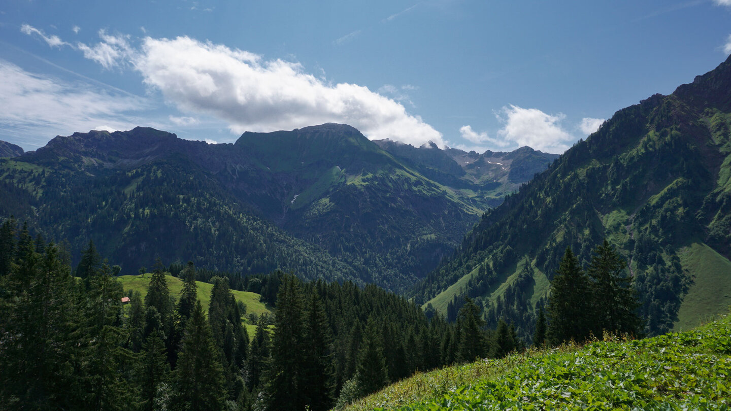 beim Wandern ergibt sich ein toller Blick auf den Hochvogel toller Blick auf den Hochvogel