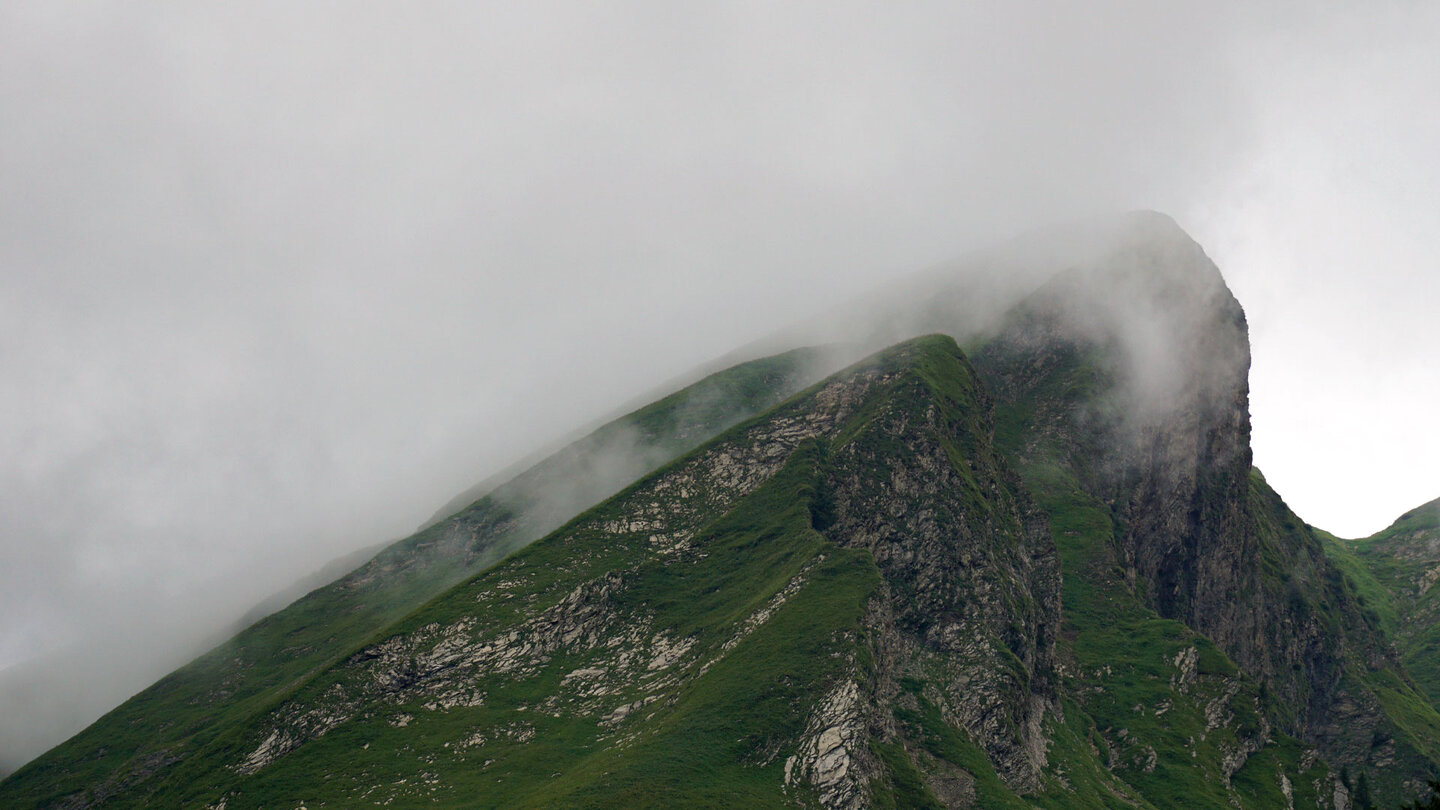 Wolkenschwaden um den Gipfel beim Engeratsgundsee Wolkenband am Gipfel beim Engeratsgundsee