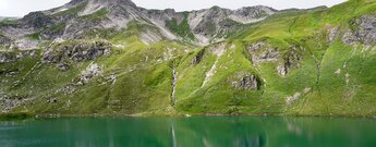 blau-grün leuchtender Engeratsgundsee am Großem Daumen im Oberallgäu
