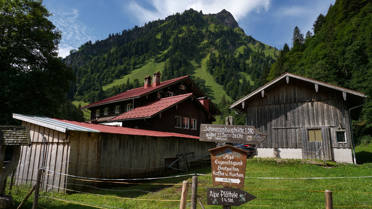 Wegweiser zeigen die Wanderziele auf dem Weg zum Engeratsgundsee Wegweiser auf dem Weg zum Engeratsgundsee
