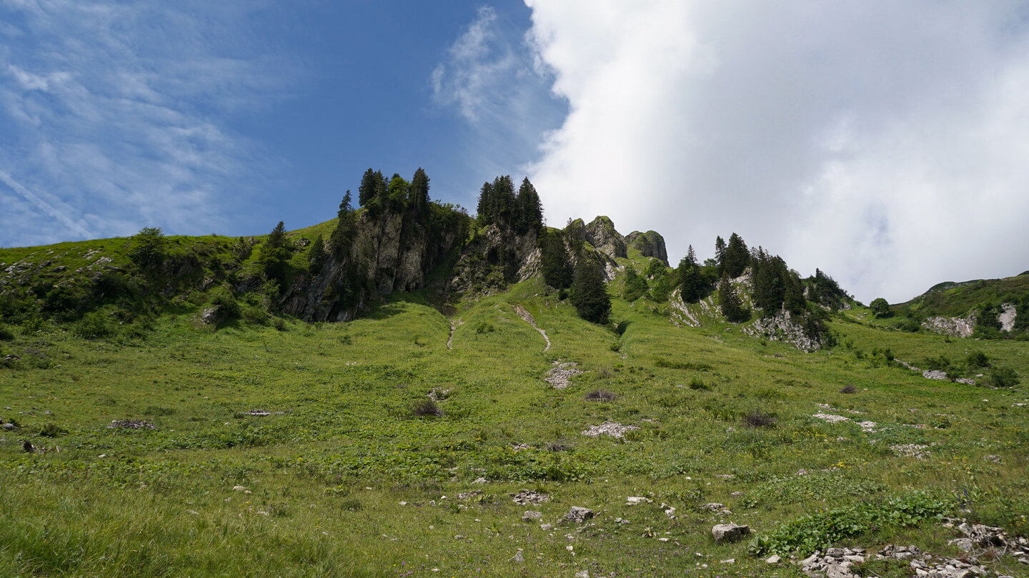 beim Aufstieg zum See passiert man eine imposante Felsformation man wandert an einer Felsformation vorbei