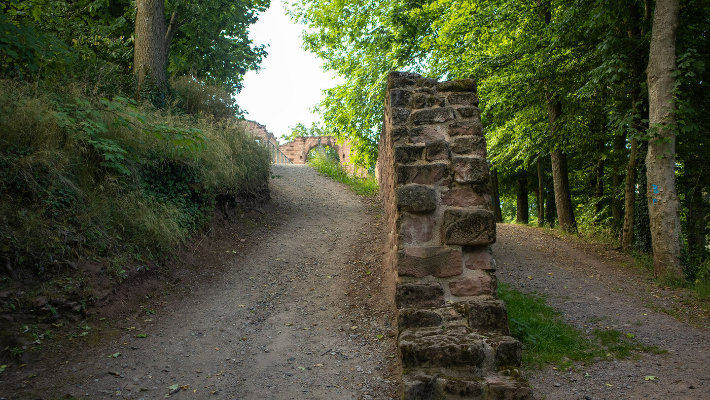 Zugang zur Burganlage der Ruine Meistersel
