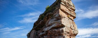 die Oberburg der Ruine Meistersel thront auf einem Buntsandsteinfelsen