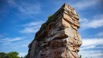 die Oberburg der Ruine Meistersel thront auf einem Buntsandsteinfelsen