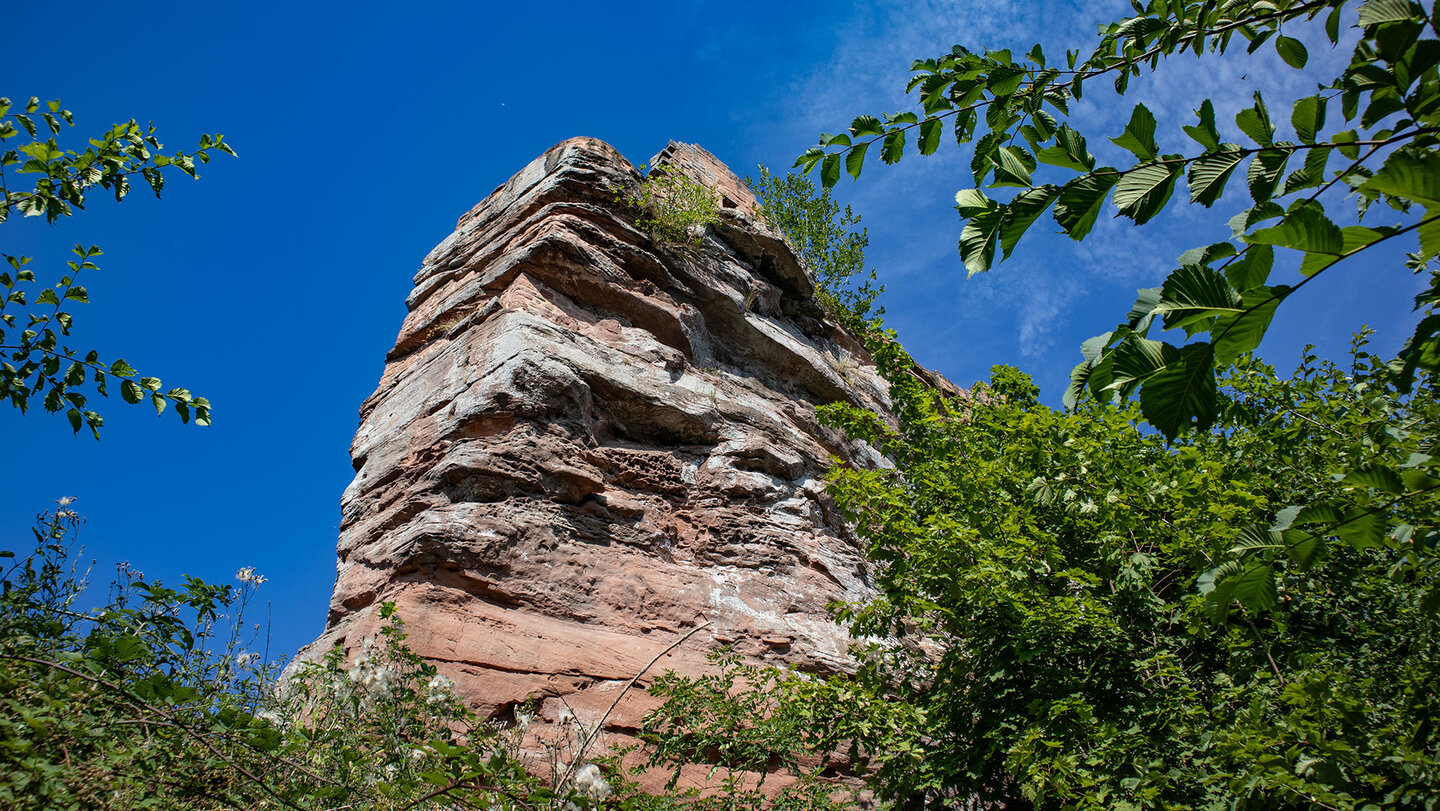 Blick auf Burgfels mit Oberburg der Ruine Meistersel