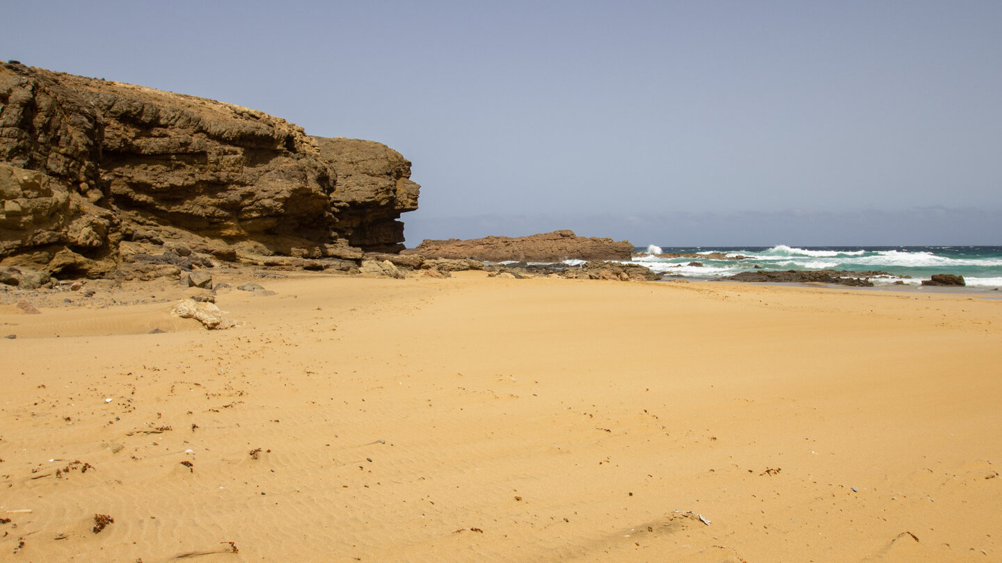 Felsformationen in südlicher Richtung an der Playa de Jarugo auf Fuerteventura