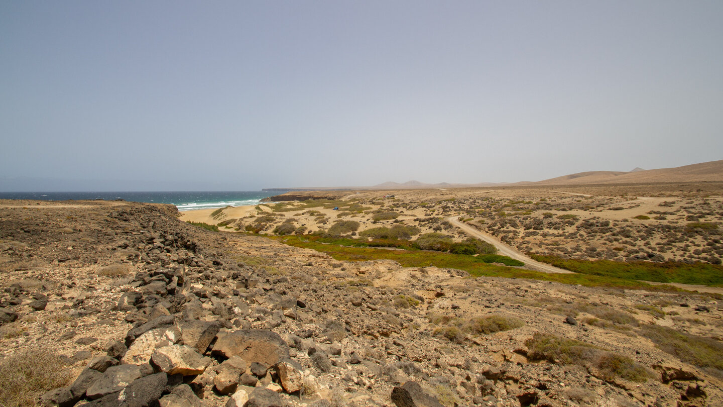 felsige Landschaft und die Piste zur Playa de Jarugo auf Fuerteventura