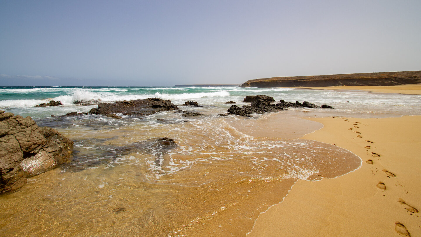weite Aussicht auf den Strand und den Atlantik an der Playa de Jarugo auf Fuerteventura