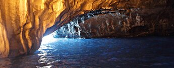 einen spektakulären Anblick bieten die beleuchteten Felswände in der Cueva Bonita auf La Palma
