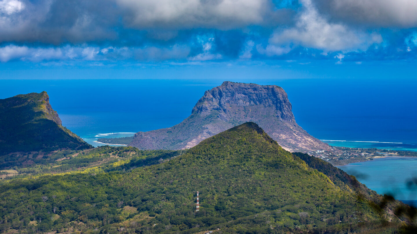 Aussicht vom Black River Peak auf den Le Morne Brabant