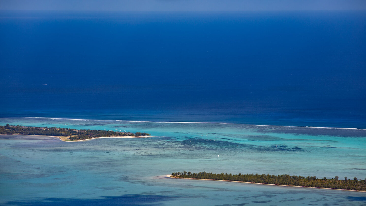 Tiefblick vom Black River Peak auf die Île aux Bénitiers