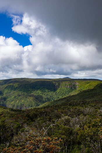 Wanderweg zum Piton de la Petite Rivière Noire mit Ausblicken auf grüne Bergkämme und Täler