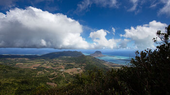 Aussicht vom Black River Peak mit Le Morne Brabant im Hintergrund
