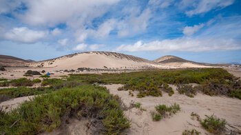 Blick über die Dünenlandschaft nahe der Playa Risco del Paso ins Hinterland