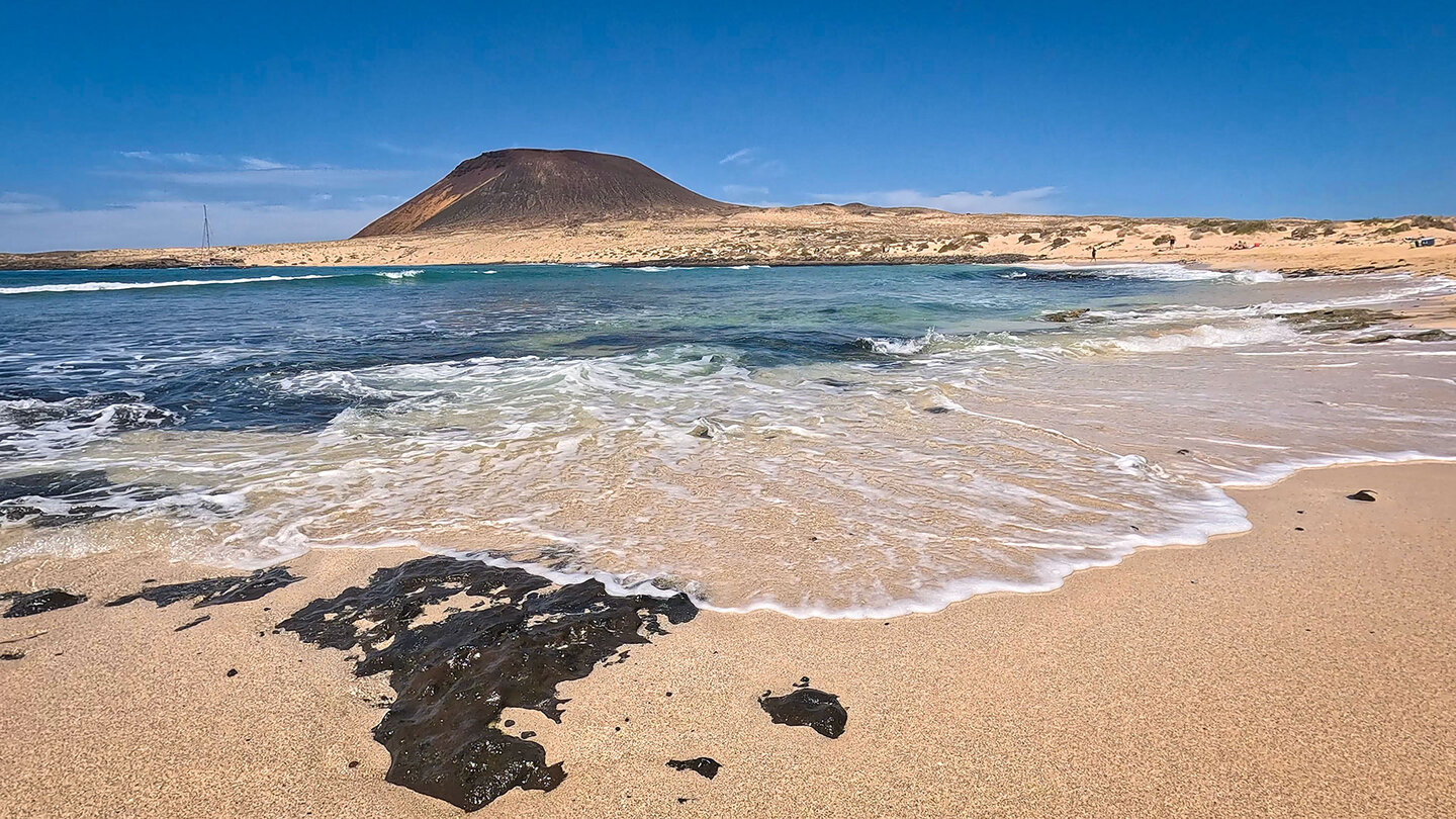der Strand Playa Francesa mit dem Vulkan Montaña Amarilla im Hintergrund
