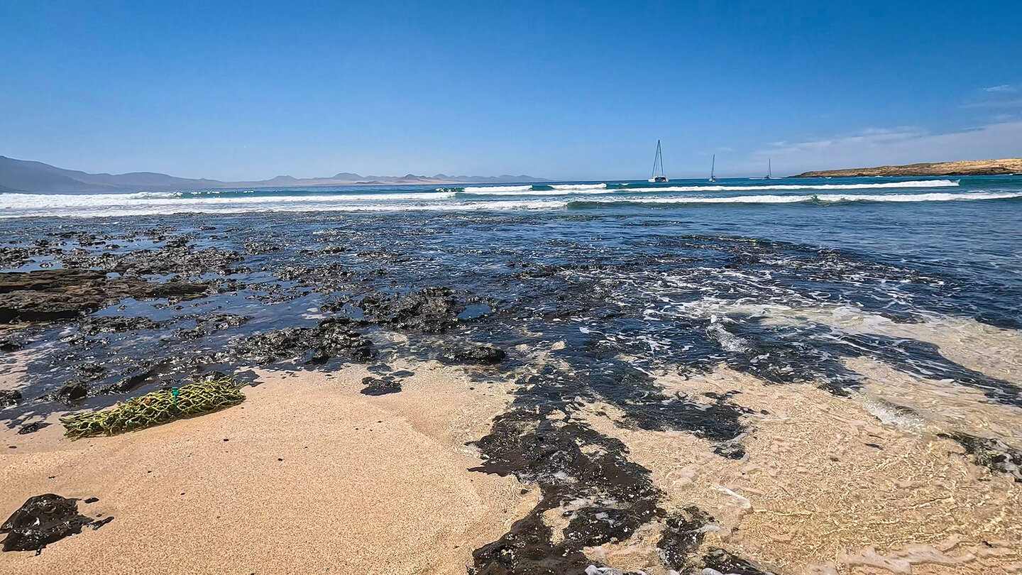 vom Strand Playa Francesa blickt zu den Vulkanen des Timanfaya auf Lanzarote