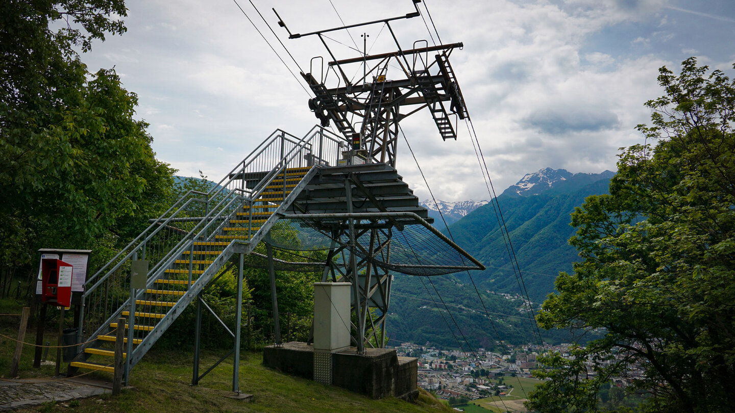 Plattform der Mittelstation bei Curzùtt mit Blick ins Tal Mittelstation bei Curzùtt mit Blick ins Tal