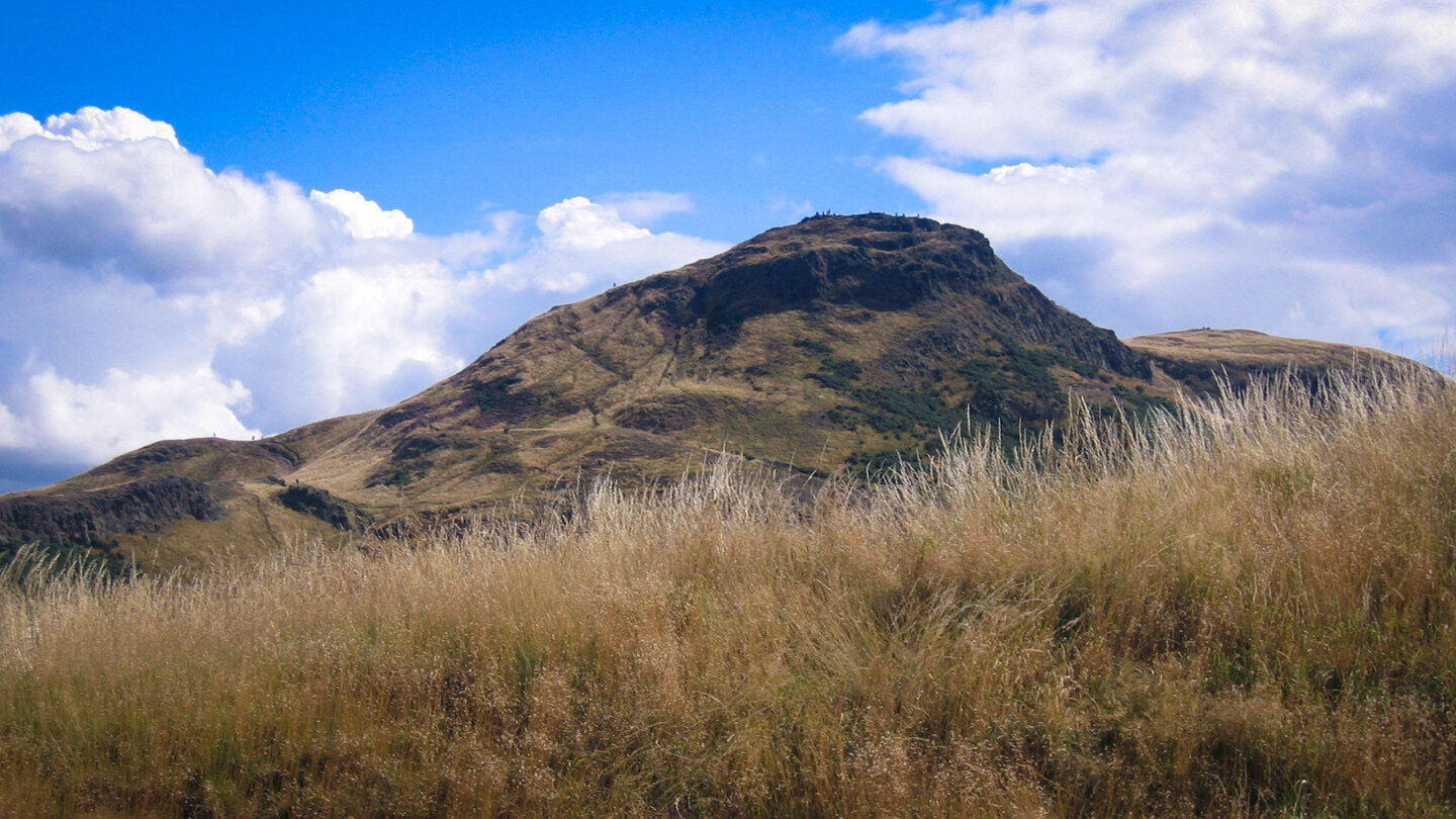 der Arthur´s Seat erhebt sich wie ein Wächter über Edinburgh Arthur´s Seat erhebt sich wie ein Wächter über Edinburgh