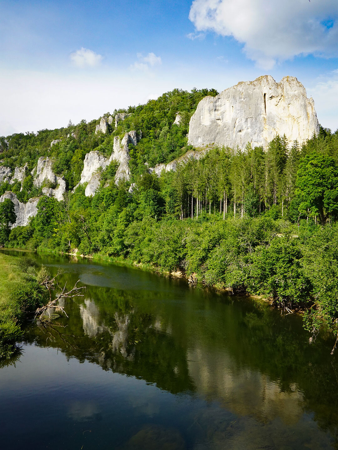 ruhig fließt die junge Donau an den imposanten Rabenfelsen im Donautal vorbei ruhig fließt die junge Donau an den imposanten Rabenfelsen vorbei