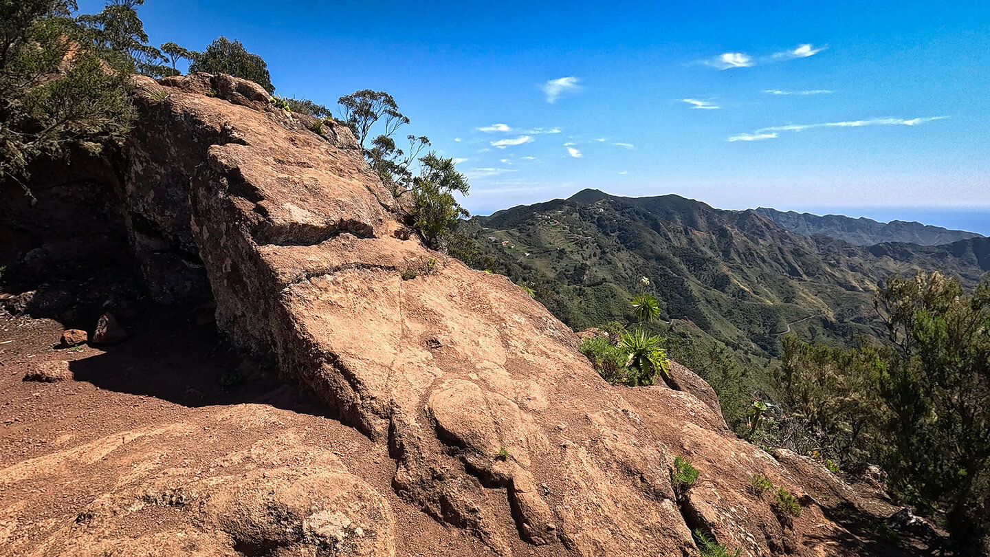 Rastplatz mit Ausblick über die traumhafte Landschaft des Anaga-Gebirges Rastplatz mit Ausblick über die Landschaft des Anaga