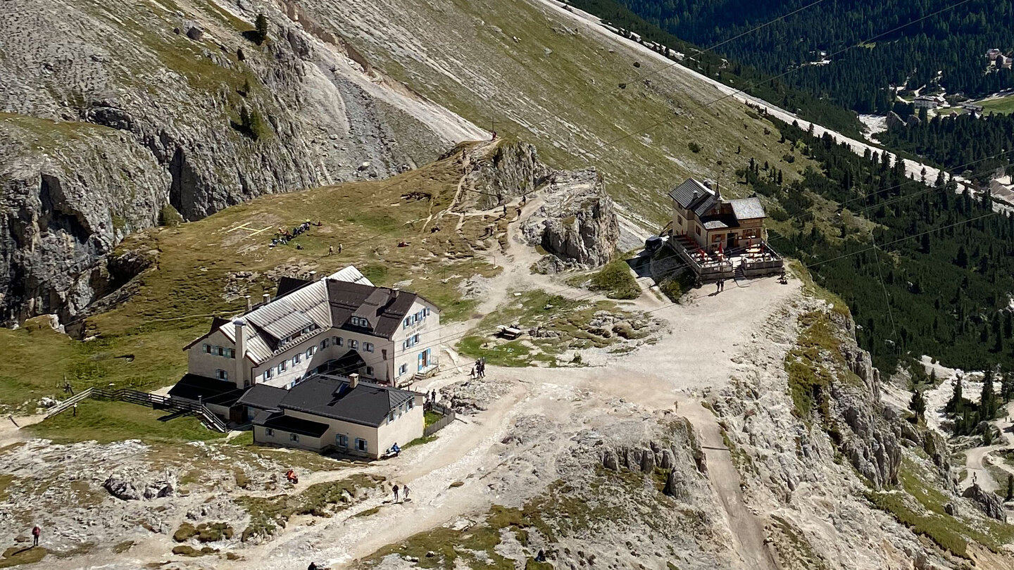 Refugio Vajolet und die Preusshütte bei den Vajolettürmen im Rosengarten Refugio Vajolet und Preusshütte im Rosengarten