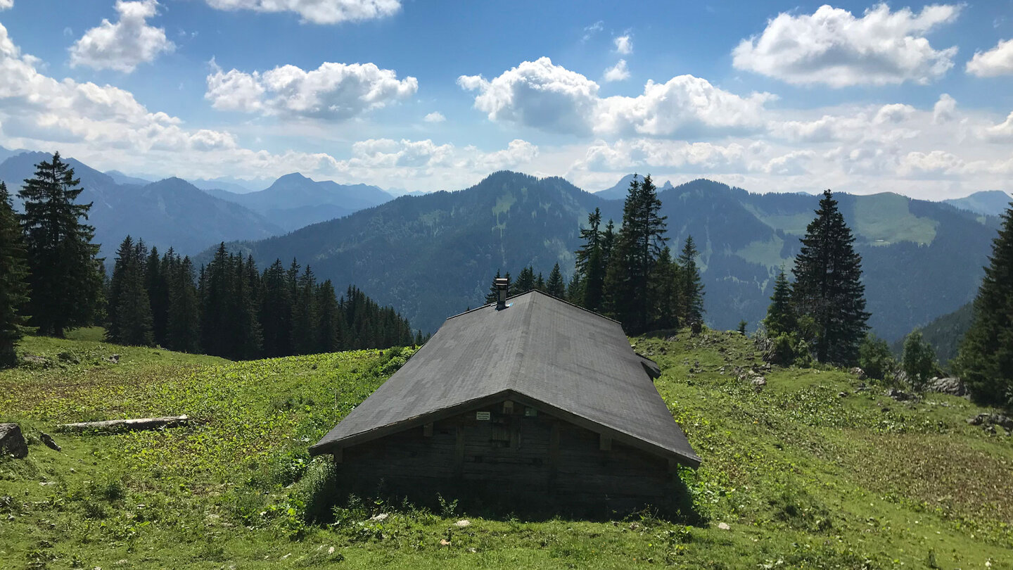 Bergpanorama mit Almhütte