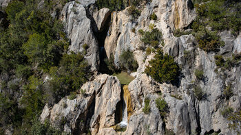 Wasserfall und Wasserbecken Cascada de la Cueva de Funes am Rio Verde