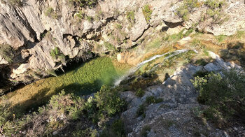 Wasserbecken am Wasserfall Cascada de la Cueva de Funes im Barranco del Pito