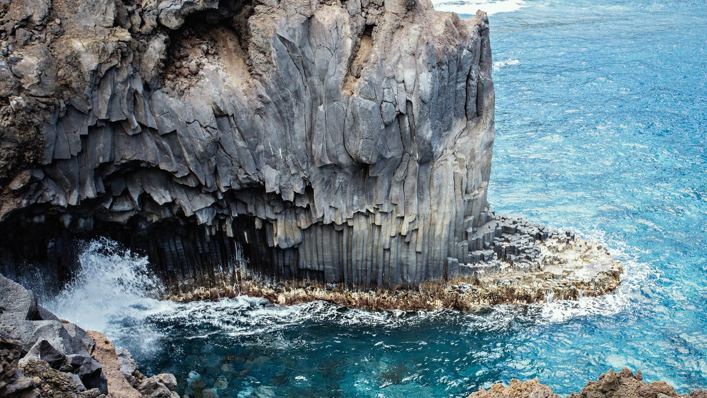 hexagonal geformte Basaltstifte an den Klippen bei Tamaduste